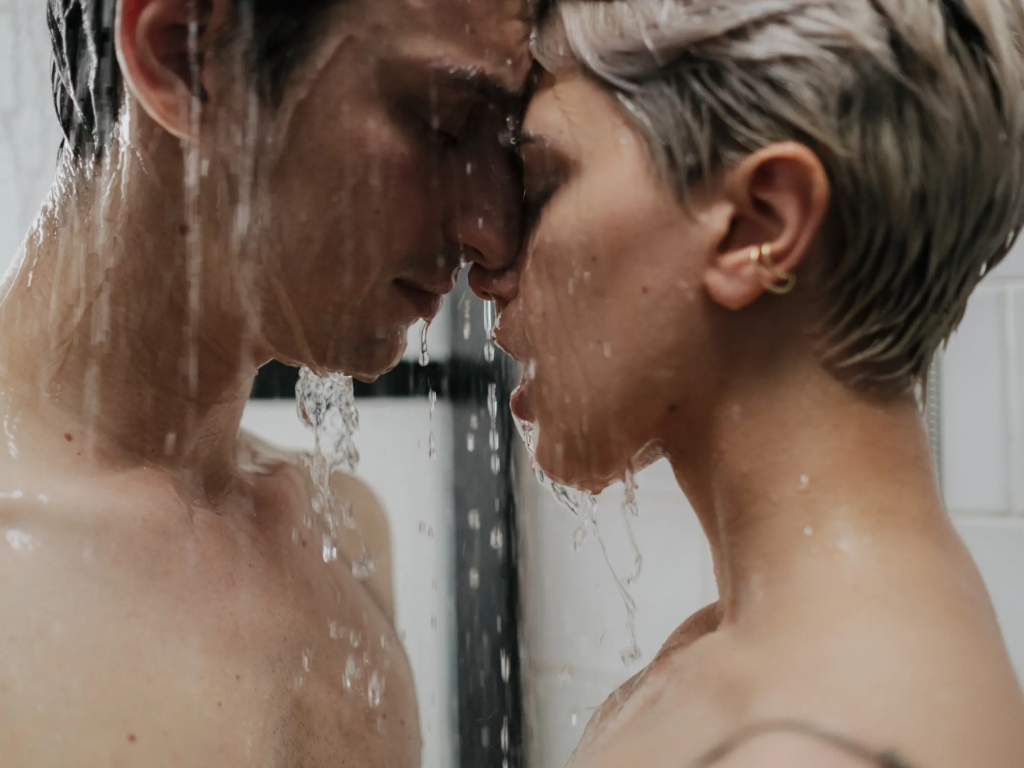 Homme et femme s'embrassant sous la douche